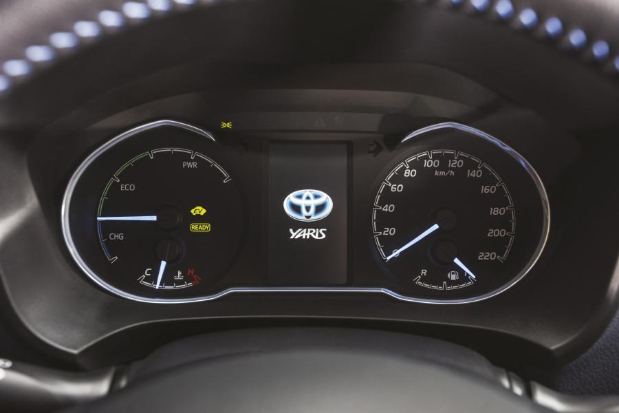 Панель приборов Toyota Yaris Hybrid Bi-Tone 2017 года  (фото 7 из 42)